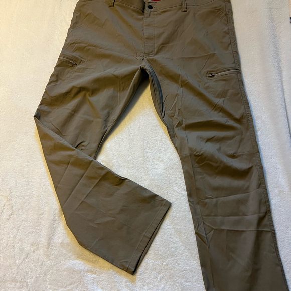 Mens Wrangler All Terrain Gear ATG Cargo Pants in Tan Color  Stretch W44x30L - Picture 2 of 8